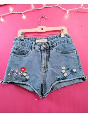 Q2 Denim Floral Embroidered Short Shorts Small